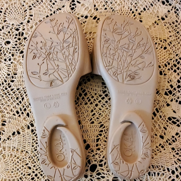 NWOT OKA b tan sandals size Large - Picture 2 of 2